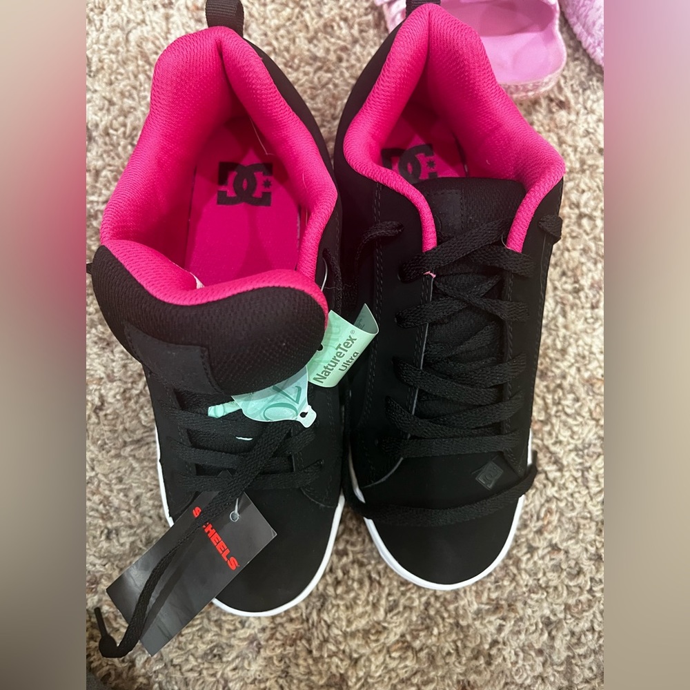 NWT DC woman’s sneakers Size 8